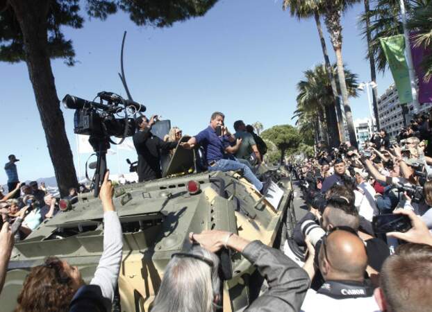 Des centaines de badauds accueillent les gros bras d'Hollywood