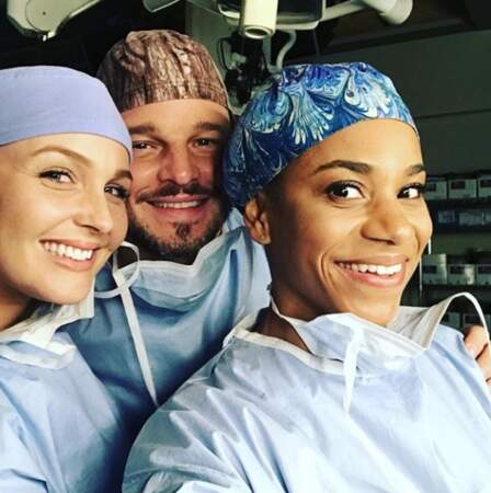 Prendre un selfie, c'est tout un art sur le plateau de Grey's Anatomy...