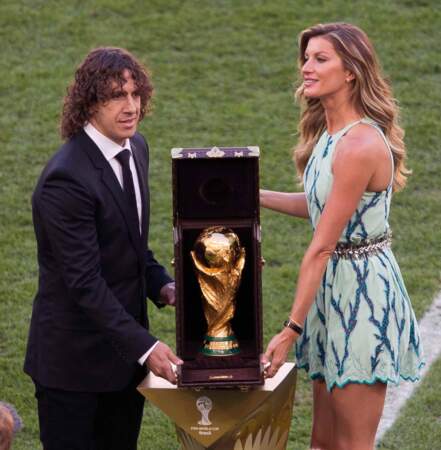 L'Espagnol Carles Puyol et la belle Gisele Bundchen ont apporté le trophée. Le match pouvait commencer !