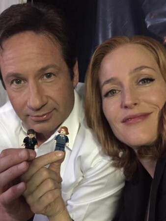Sur le tournage de X-Files, Gillian Anderson et David Duchovny s'ennuient. Donc ils jouent aux Lego