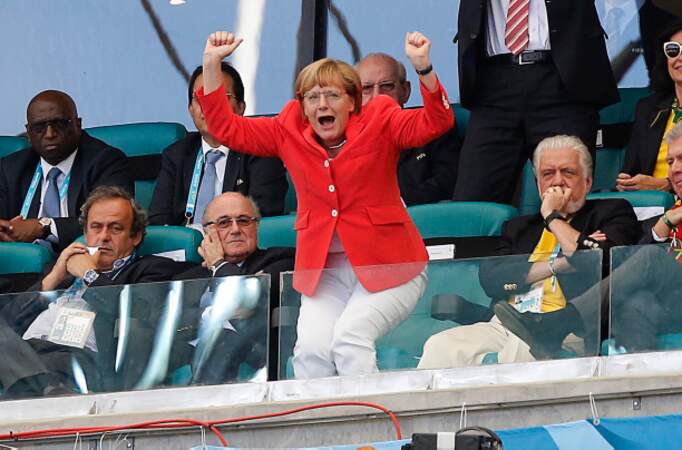 Devant Allemagne-Portugal, Angela Merkel exhulte pendant que Michel Platini et Sepp Blatter s'ennuient
