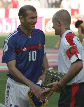 Zinedine Zidane et David Beckham, partenaires au Real, face à face à l'Euro 2004. 