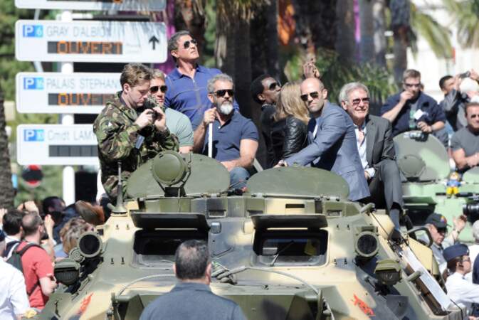  Dolph Lundgrein, Sylvester Stallone, Mel Gibson, Wesley Snipes, Jason Statham, Harrison Ford sur un tank