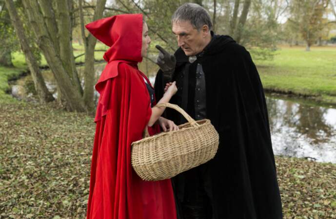 Dans la forêt, le prince rencontre le Petit Chaperon Rouge incarnée par Léa François