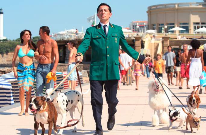 Promeneur de chien au look très sérieux dans Hors de Prix (2006)