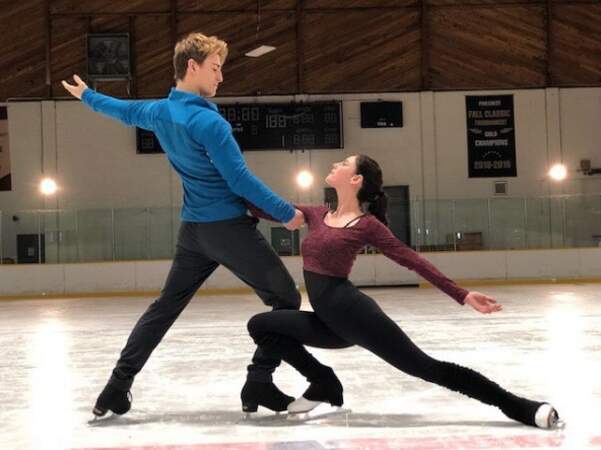 Pour Netflix, Kaya Scodelario s'entraîne sur la glace ! La future série s'intitule Spinning Out !