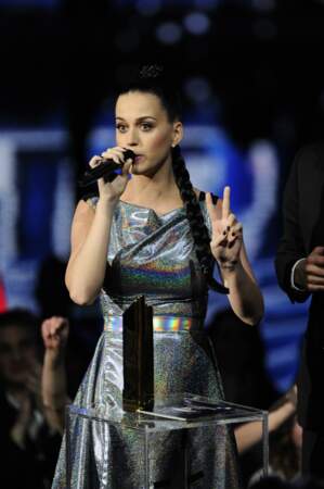 C'est vêtue d'une robe argentée que Katy Perry reçoit son prix d'artiste féminine internationale