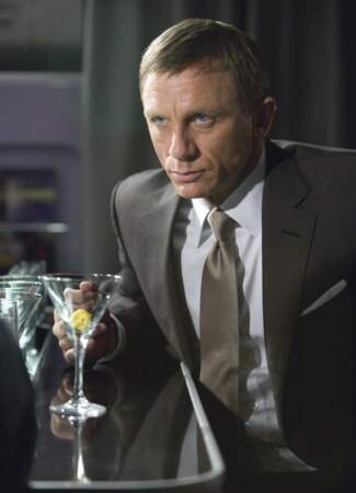 Iconique en costard sur mesure au bar, un verre de Vodka Martini à la main dans Quantum of Solace.