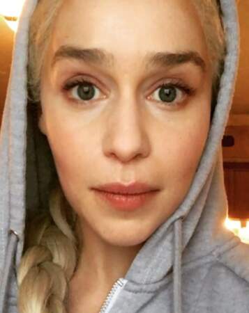 Fini les vacances, Emilia Clarke retrouve la perruque et les robes de Daenerys pour Game of Thrones 