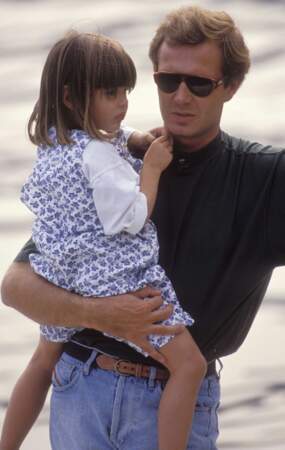 Charlotte aux bras de son père à l'âge de 4 ans en 1990
