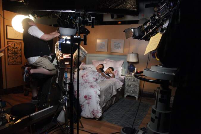 Bob Saget et John Stamos dans le même lit ! Mais qu'ont encore imaginé les scénaristes de The Fuller House ? 