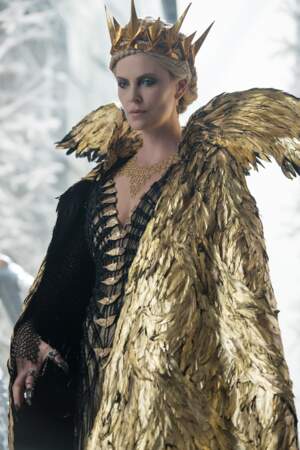 Charlize Theron, magnifique et cruelle Ravenna dans Le chasseur et la reine des glaces