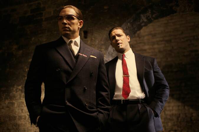 Tom Hardy sous les traits des jumeaux Kray dans Legend (2015), lesquels voulaient régner sur la mafia britannique.