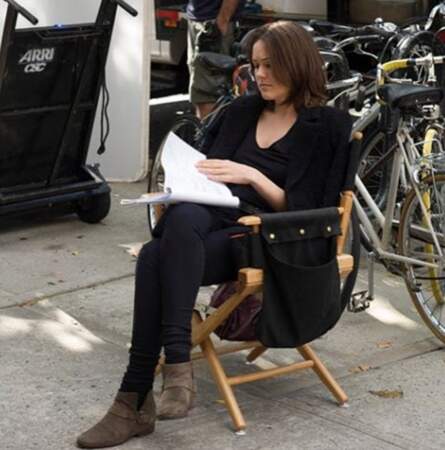 Entre deux scènes, Megan Boone, l'interprète d'Elizabeth Keen dans Blacklist, prend le temps de revoir son script.
