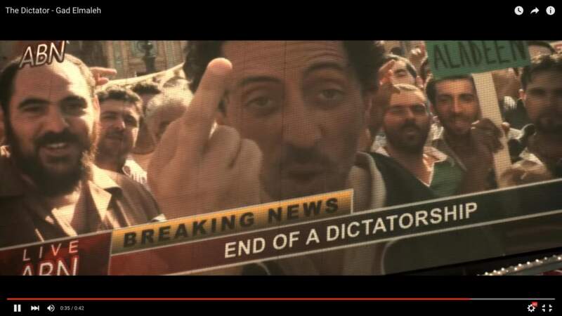 Vous le préférez en manifestant à barbe dans The Dictator (2012)...
