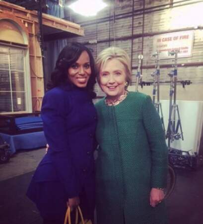 Car Hillary Clinton est en visite. Et c'est le tour des selfies commence. Avec Kerry Washington (Olivia Pope),…