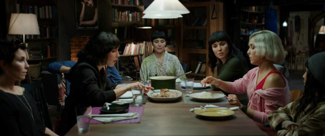 Dans Seven Sisters (2017), Noomi Rapace incarne pas moins de 7 personnages différents