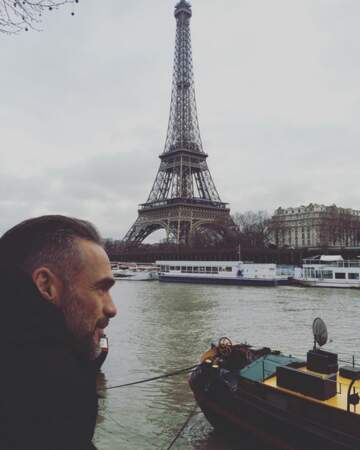 … un tournage qui n'empêche pas Philippe Bas de rester romantique et de téléphoner près de la tour Eiffel.