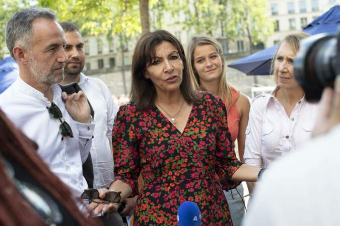 Anne Hidalgo, maire de Paris, est âgée de 64 ans.