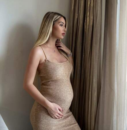 Fin 2021, Éloïse Appelle annonce être enceinte pour la première fois. 